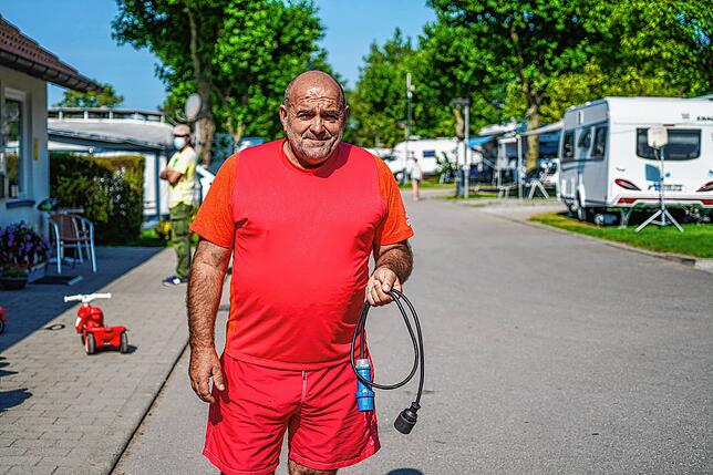Auf dem Platz kennt ihn eigentlich jeder. Werner Stuber ist Platzwart und geht den Gästen auf dem Campingplatz zur Hand.