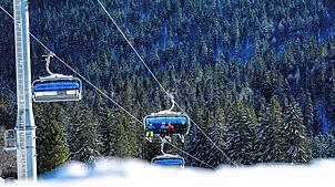 Skifahren ist auch unter Corona-Bedingungen möglich: Gäste in der Zeigerbahn auf dem Feldberg.