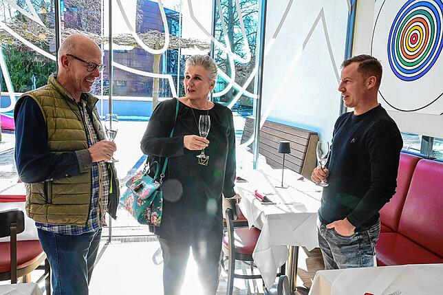 Die ersten Gäste werden mit einem Glas Prosecco begrüßt und freuen sich auf das Essen. Von links: Helmut Moosmann, die ehemalige ...