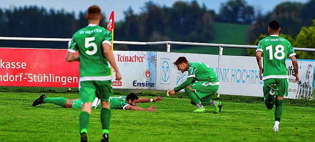 Doppel-Torschütze: Sascha Strazzeri feiert seinen Treffer zur 3:1-Führung mit Simon Vogt. Ciro Di Feo (Nr. 18) und Jens Murawski eilen ...