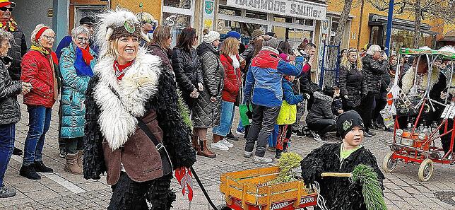 Bild 21: Der Montagsumzug in Bad Dürrheim setzt den gutgelaunten Punkt unter die diesjährige Fasnet &ndash; Teil 1