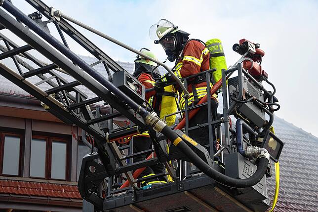 Bild 1: Feuer im Mehrfamilienhaus: Bilder vom Großeinsatz