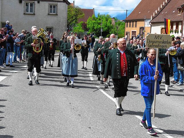 Bild 14: Festzumzug als Höhepunkt des viertägigen Jubiläumsfestes der Harmonie Gutmadingen
