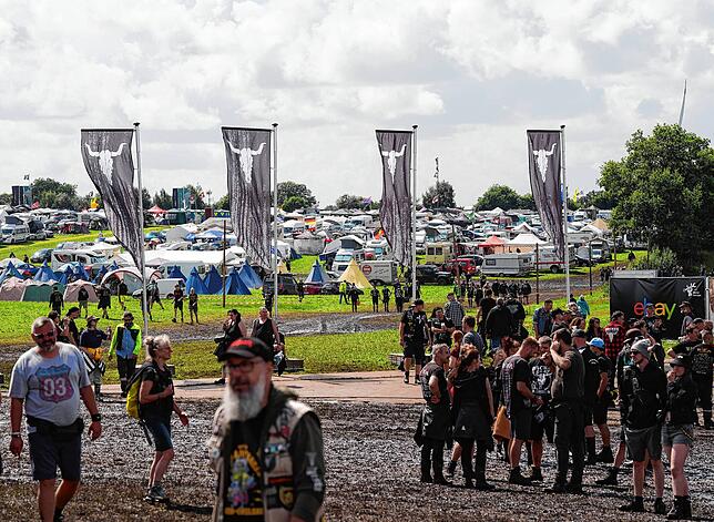 Zelte, Wohnwagen und Wohnmobile sind auf einem der Campingplätze auf dem Festivalgelände des Wacken Open Airs (WOA) zu sehen.