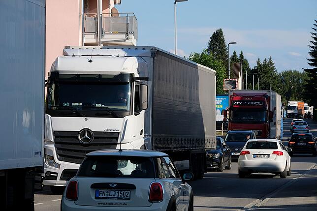 Auch an Tag 2 der B31-Sperrung staute sich der Verkehr auf der Umleitungsstrecke – wie etwa hier in Schnetzenhausen.