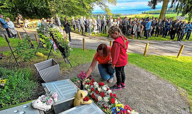 Blumen für die Schwester und Tante Elena: Ella Karimova und Tochter Diana vor der Gedenkzeremonie.
