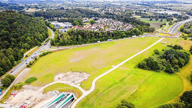 Luftbild vom Juni. Vorn der neue Tunnel, in der Mitte die Waldsiedlung. Links neben der Siedlung die nun gesperrte L220. Autofahrer ...