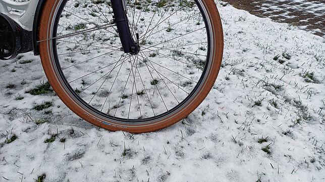 Vorsicht ist geboten bei den winterlichen Verhältnissen für Radfahrer. Auch Autofahrer sind am Montag in der Region vereinzelt ins ...