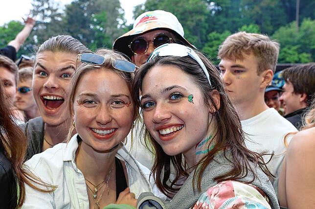 Bild 19: Strahlende Festival-Fans! Am ersten Nachmittag steigt die Stimmung