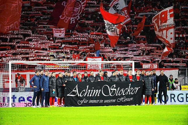 Fans und Verein gedenken nach der Partie dem ehemaligen Präsidenten des SC Freiburg,·Achim Stocker.