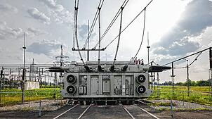 Dieser 220-Kilovolt-Transformator im Umspannwerk Beuren wird ersetzt. Deshalb steht Anfang August ein Schwertransport durch den Hegau ...