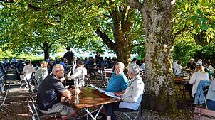Sein Biergarten mit Ausblick im Halbschatten der Bäume – das zieht besonders an Sommerabenden viele Besucher zum Wirtshaus am Gehrenberg.