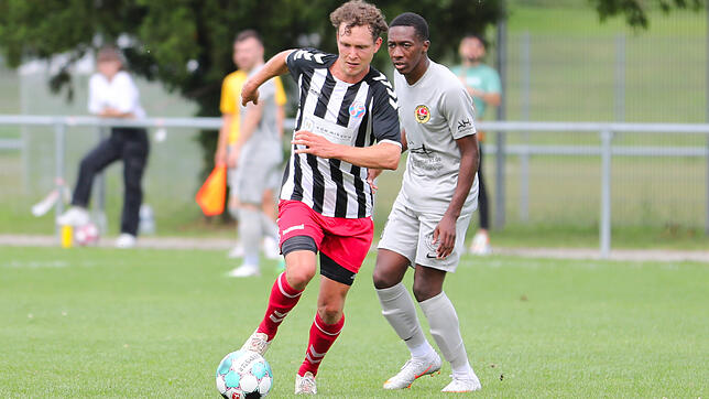 Der SC Konstanz-Wollmatingen (links Johannes Junker) freut sich auf das Topspiel gegen den Türkischen SV Singen (rechts Urgel da Silva).