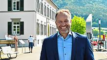 Matthias Weckbach steht für das Foto nach dem Interview vor dem Rathaus Ludwigshafen, in dem am Freitag zum letzten Mal als ...