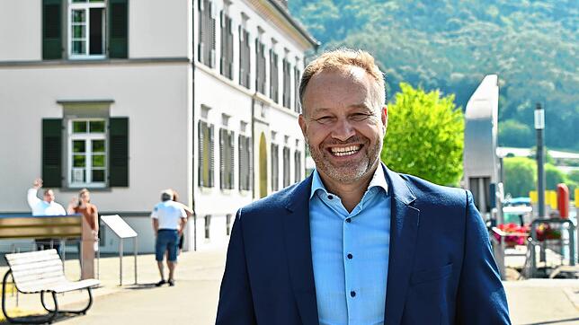 Matthias Weckbach steht für das Foto nach dem Interview vor dem Rathaus Ludwigshafen, in dem am Freitag zum letzten Mal als ...