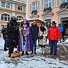 Zur Eröffung des 28. Engener Weihnachtsmarkts schneite es dicke Flocken vom Himmel. Bürgermeister Frank Harsch (Mitte) mit Partnerin ...