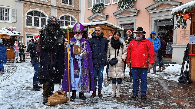 Zur Eröffung des 28. Engener Weihnachtsmarkts schneite es dicke Flocken vom Himmel. Bürgermeister Frank Harsch (Mitte) mit Partnerin ...