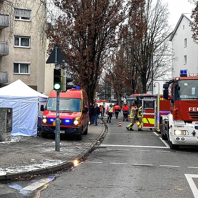 (Archivbild) Die Feuerwehr baut in der Brüelstraße ein Zelt auf. Im Hintergrund ist einer der Stadtbusse für die evakuierten Anwohner zu ...