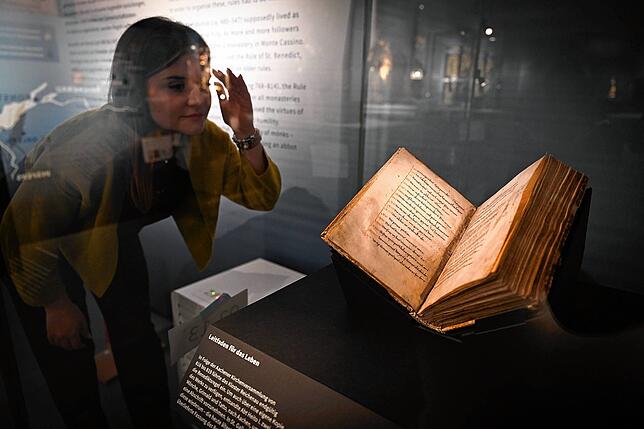 Viele Schätze: Eine Frau sieht sich Buch genauer an, das bei der großen Ausstellung im Landesmuseum in Konstanz zu sehen ist.