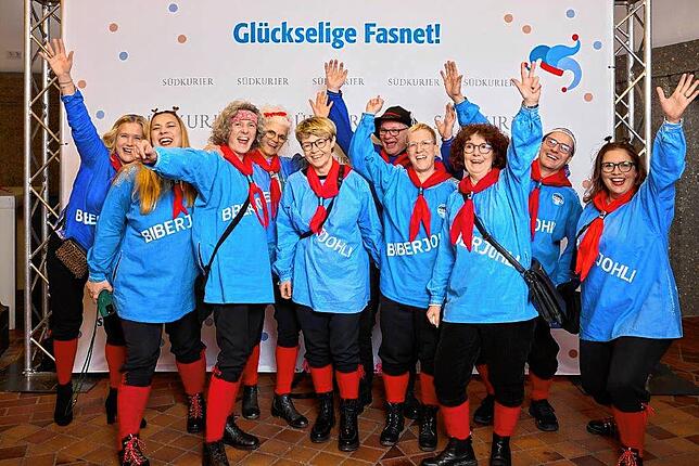 Bild 22: Gute Laune vor der SÜDKURIER-VIP-Wand bei der Fernsehfasnacht