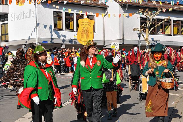 Bild 11: Fasnetssunntig-Umzug: Historische Narrenzunft Markdorf zieht alle an