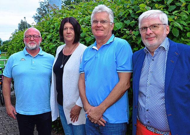 Geehrt für langjährige Mitgliedschaft im FC Kluftern wurden (von links): Jürgen Fandre (40 Jahre), Sabine Nadig (40 Jahre), Peter Kerz ...