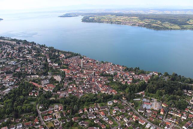 Die Region ist dicht bebaut, wie hier Überlingen. Dennoch mangelt es an Wohnraum. Der sei jedoch bei neuen Arbeitsverhältnissen sehr ...