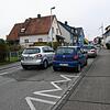 In der Radolfzeller Straße in Allensbach geht es eng zu. Deshalb will die Gemeinde nun auch an der Nordseite (im Bild rechts) das Parken ...