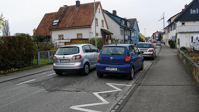 In der Radolfzeller Straße in Allensbach geht es eng zu. Deshalb will die Gemeinde nun auch an der Nordseite (im Bild rechts) das Parken ...