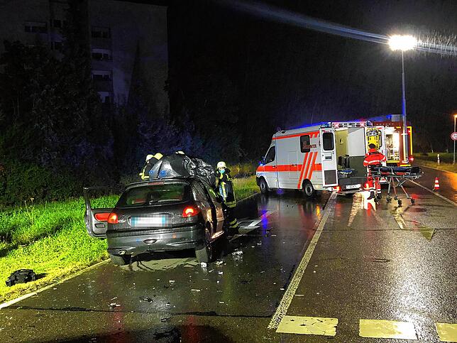 Zwei Fahrzeuge sind am späten Freitagabend im Kreuzungsbereich zusammengestoßen.