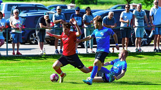 Strafstoß: Nach diesem Foul von Dominik Jordan (rechts) an Julian Widlund zeigte Schiedsrichter Ardian Bräutigam auf den Punkt. Thomas ...