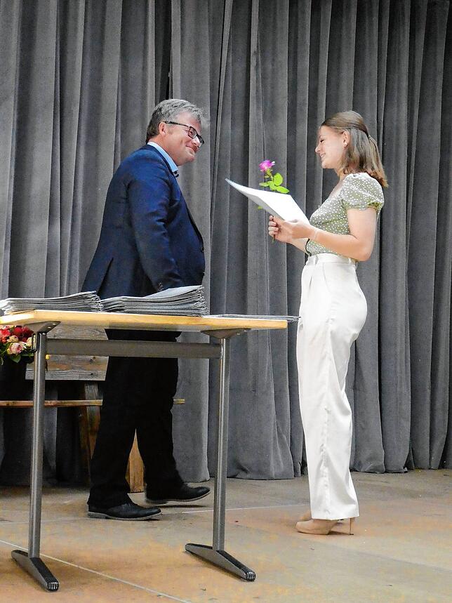 Bild 29: In der Aula des Gymnasiums wurden den 65 Abiturienten feierlich ihre Zeugnisse überreicht