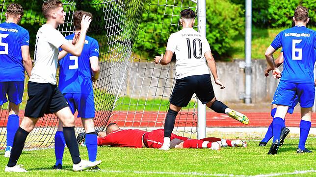 Phantom-Tor: Torwart Marco Weber hält den Ball augenscheinlich vor der Linie, für den Unparteiischen war der Ball zuvor aber &ndash; zum ...
