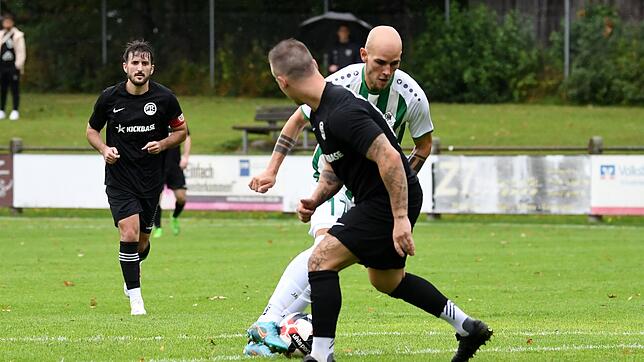 Mit einem Doppelpack hatte Michael Höhe (am Ball) einen großen Anteil am klaren Sieg der DJK Villingen. In der Szene umspielt Höhe den ...