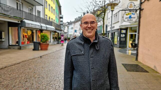 Thomas Goldschmidt steht 2023 in der Innenstadt von Friedrichshafen. Er leitet das Stadtmarketing Friedrichshafen.