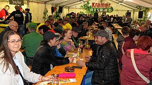 Im Bewirtungszelt ist die Stimmung an beiden Tagen gut. Für die Verpflegung sorgen die Musiker der Donaumusikanten, und die Gäste werden ...
