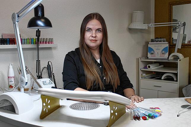 Olena Belmas war Lehrerin für ukrainische Geschichte – in Detzeln betreibt sie nun ein Nagelstudio.