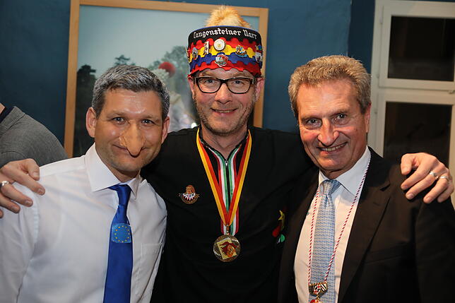 Der doppelte Oettinger mit SÜDKURIER-Chefredakteur Stefan Lutz (von links): Marius Egenhofer, Stefan Lutz, Günther Oettinger.