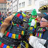 „Gell Du kennsch mit itte...“ Der Rüssel des Überlinger Hänsele geht auf Tuchfühlung mit dem Publikum.