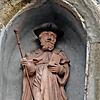 Auch er ist Schutzpatron der Pilger: St. Jodok, hier die Statue neben dem Eingang zur ihm geweihten Kirche in Überlingen.