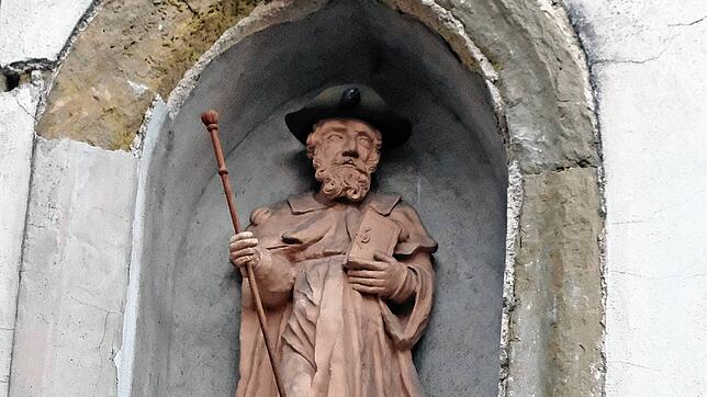 Auch er ist Schutzpatron der Pilger: St. Jodok, hier die Statue neben dem Eingang zur ihm geweihten Kirche in Überlingen.