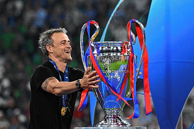 Trainer Luis Enrique von Paris feiert mit dem Champions-League-Pokal.