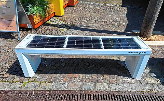 Je drei Solarmodule sind unter der Sitzfläche verbaut.