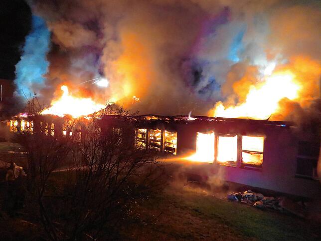 Die Schreinerei und Elektrowerkstatt in Vollbrand. Zu diesem Zeitpunkt gelten die ganzen Löschangriffe nur noch der Eindämmung der ...