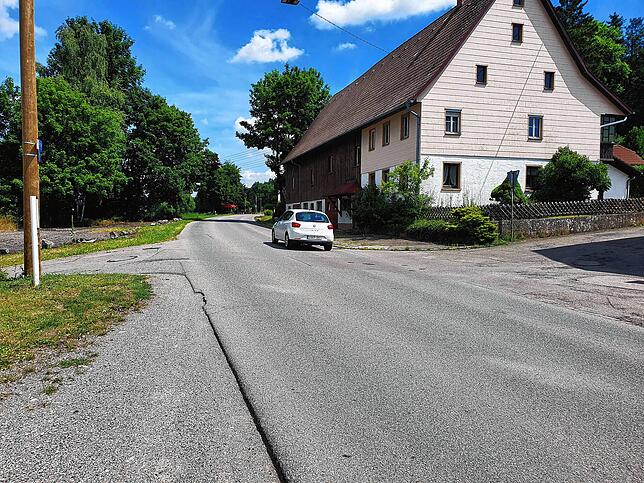 Die Ortsdurchfahrt durch Nordstetten heute. Bürger der Ortschaft stellen massiv in Frage, dass über diese Strecke Verkehr von uns zur ...