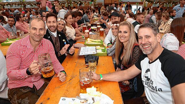 Bild 2: Klein Venedig wird zu Klein München, denn hier wird Oktoberfest am Bodensee gefeiert