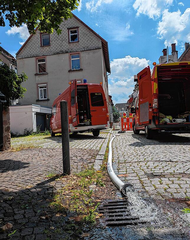 Die Feuerwehr muss erneut an den Ort des Großbrandes ausrücken. Diesmal geht es darum, einen vollgelaufenen Keller auszupumpen.