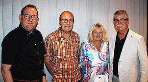 Der neue Vorsitzende Hermann Becker, Schatzmeister Harald Ebner und Schriftführerin Ruth Mester, rechts der bisherige Vorsitzende ...
