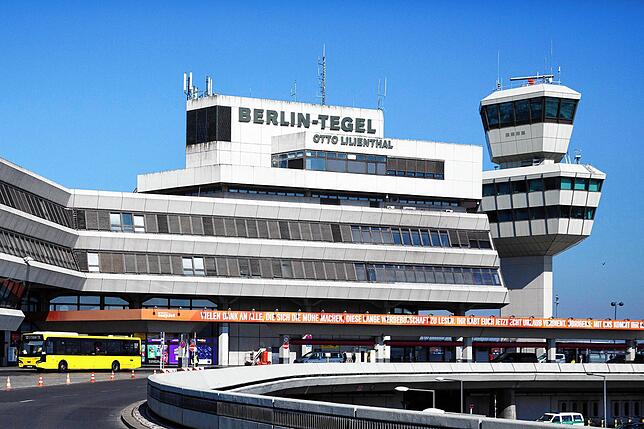 Vom Bus, Taxi oder Auto direkt in die Abflughalle. Das Prinzip der kurzen der Wege war das Markenzeichen des Berliner Flughafens Tegel.