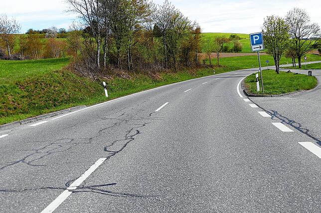 Die Fahrbahndecke der B 315 zwischen Bonndorf und Wellendingen wird erneuert.